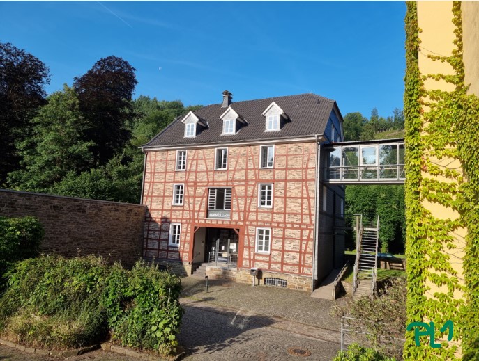 Altes Baumwolllager in Engelskirchen in der Morgensonne
