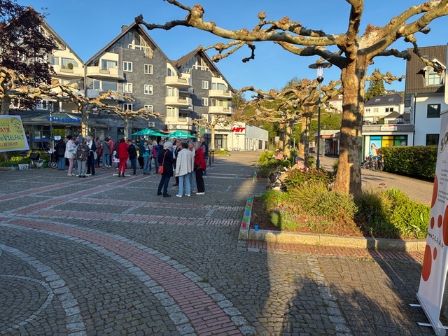 Abend der Lichter April 2026 auf dem Edmund Schiefeling Platz in Engelskirchen. Zu Beginn als die Sonne den Platz noch erreichte.