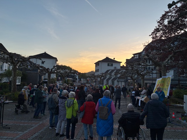 Abend der Lichter April 2026 auf dem Edmund Schiefeling Platz in Engelskirchen. Es wird dunkler und kälter (Brrrrr).
